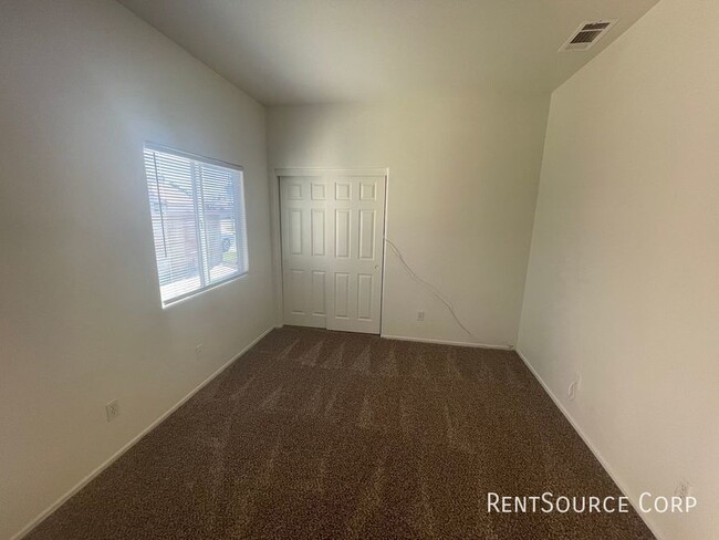 Building Photo - 4 Bedroom / 2 Bathroom house for rent in L...