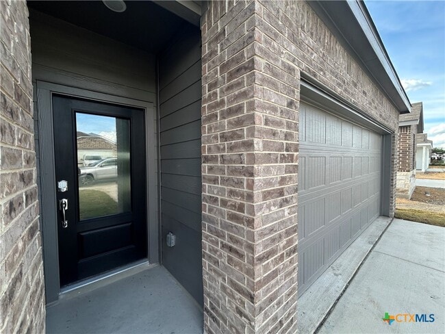 Foto del edificio - 728 Horsetail Ln