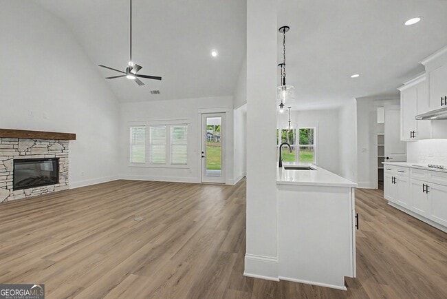 Building Photo - 347 E Crestwood Rd
