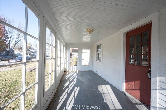 Foto del edificio - "Charming 2-Bed Home with Gleaming Hardwoo...