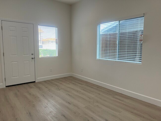 Foto del edificio - 975 W 19th St