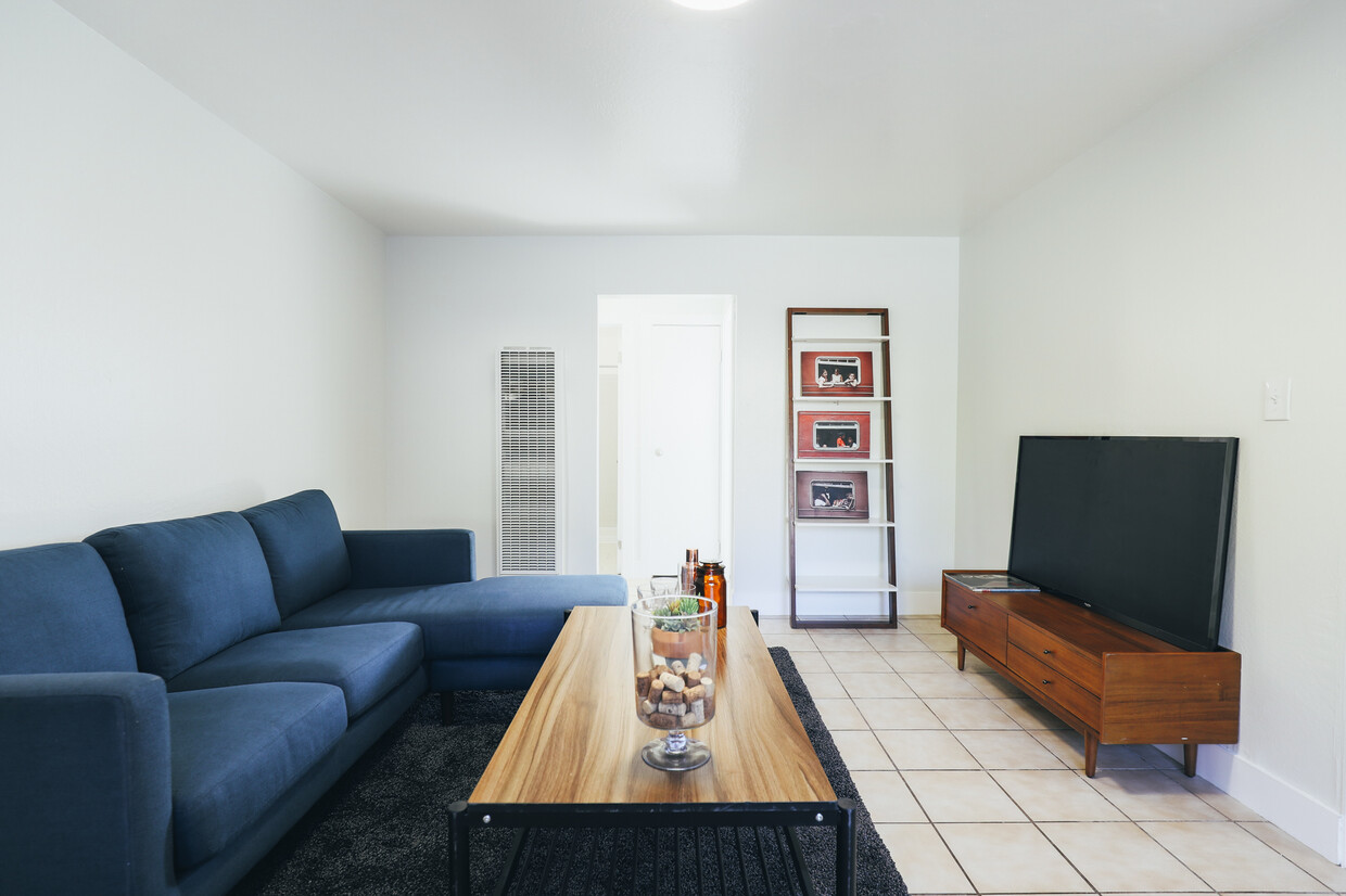 Foto principal - 2166 E 27th St