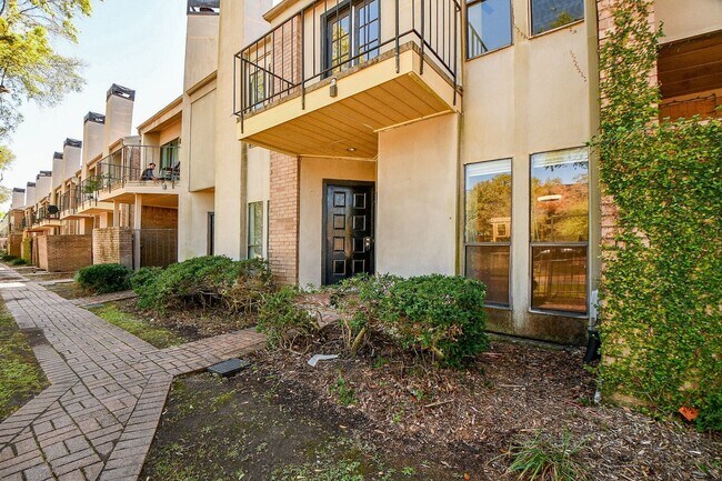 Foto del edificio - 10811 Richmond Ave.