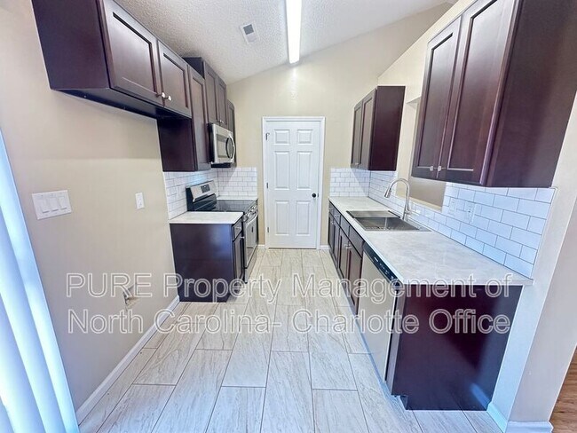 Foto del edificio - 5903 Crosswinds Ct