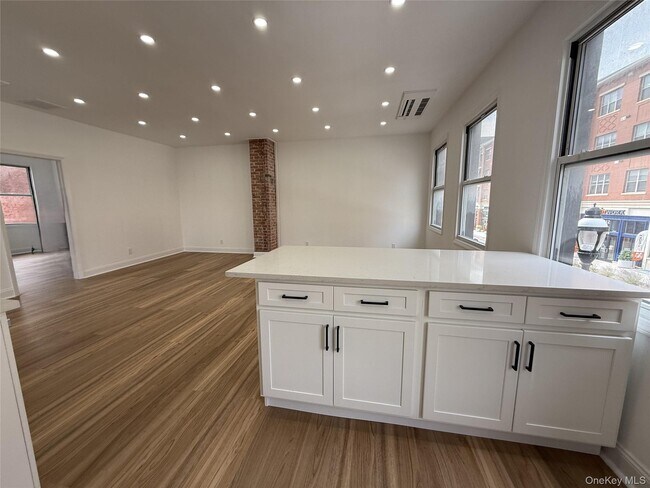 Foto del edificio - 297 Halstead Ave