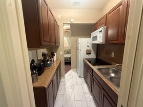 Building Photo - 3040 Bayshore Dr