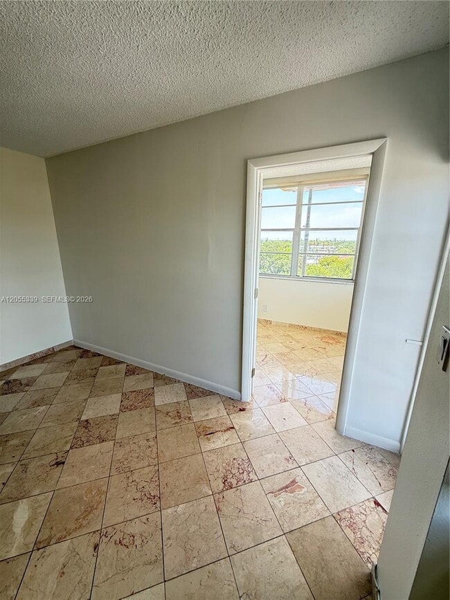 Foto del edificio - 2025 NE 164th St