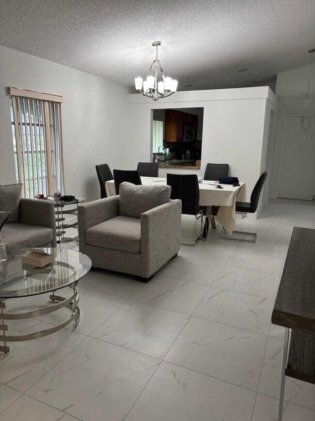 Foto del edificio - 8065 Springtree Rd