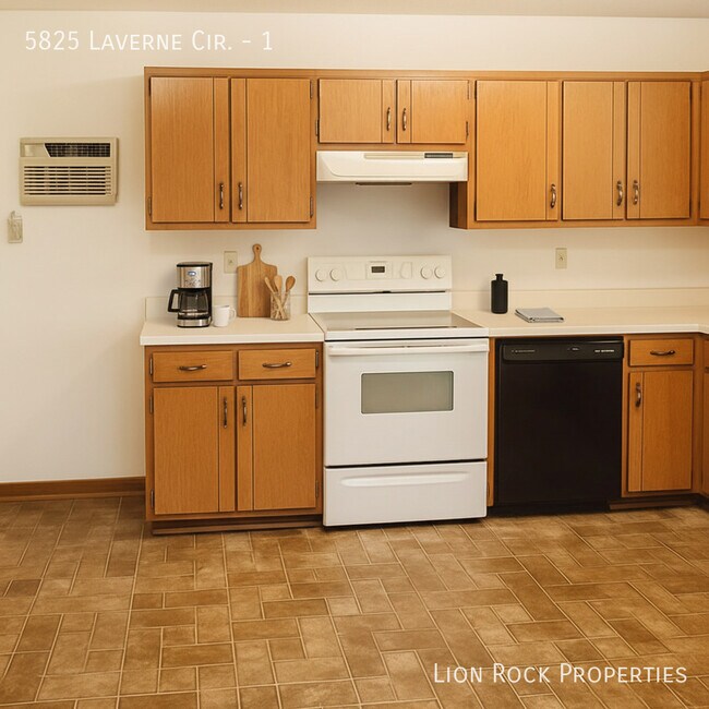 Foto del edificio - 5825 Laverne Cir N