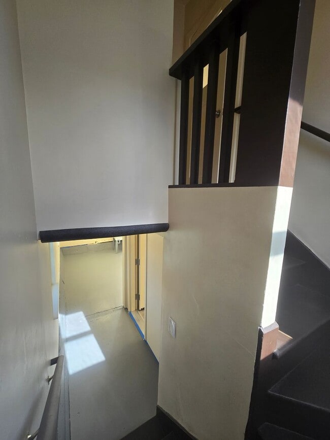 Foto del edificio - AVAILABLE!