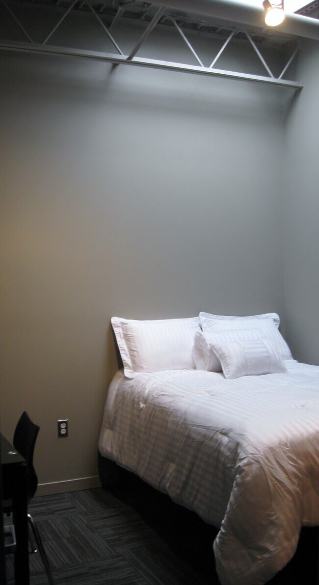 Amueblado con cama de tamaño completo - 555 S Forest Ave