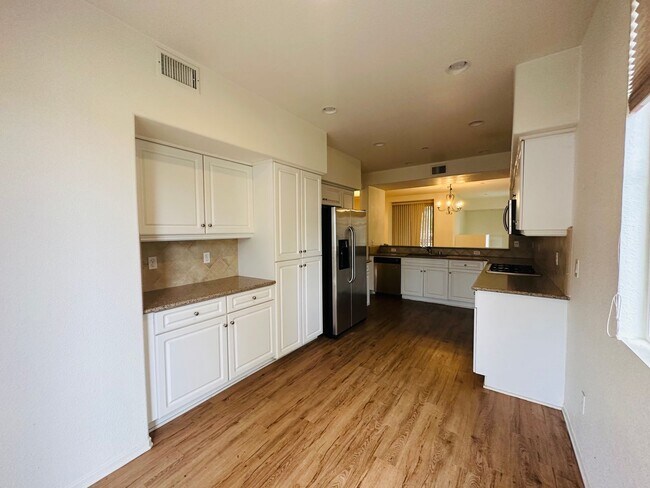 Building Photo - Huge 2 Bedroom 2 Bath Townhouse in Kearny ...
