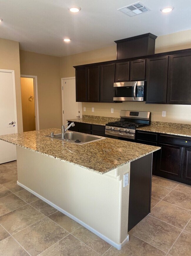 Foto del edificio - Spacious Townhouse with Loft & Rare 3-Car Garage!