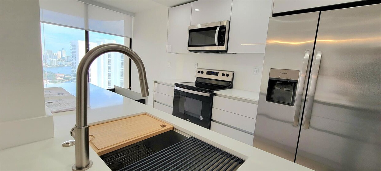 Photo - 19355 Turnberry Way Apt #23F, Miami, FL 33180 - 2 BR 2 BA condo