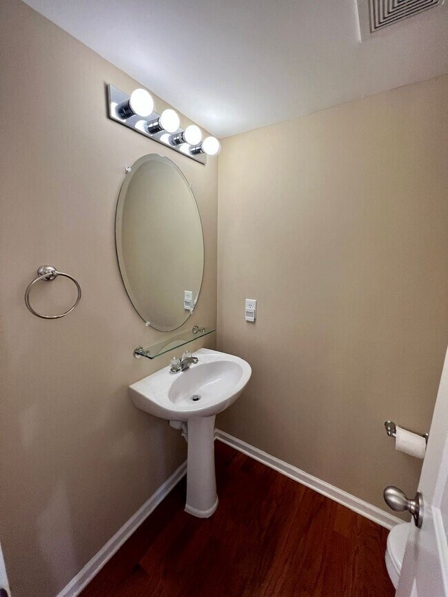 Building Photo - 2 br, 2.5 bath House - 1424 Riverbrook Dr.