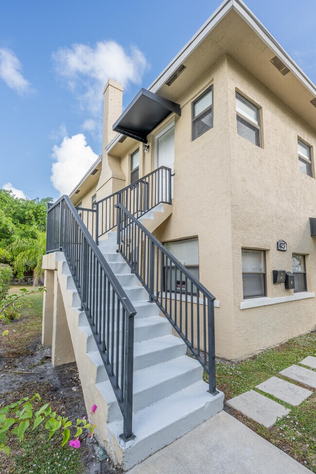 Building Photo - 423 53rd St