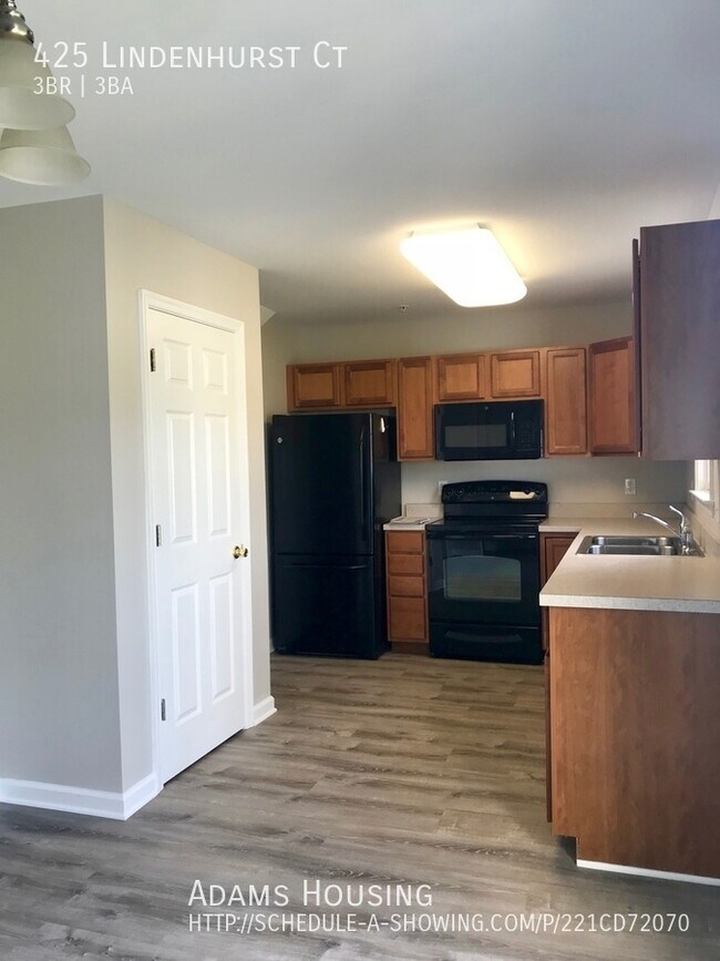 Building Photo - 425 Lindenhurst Court!