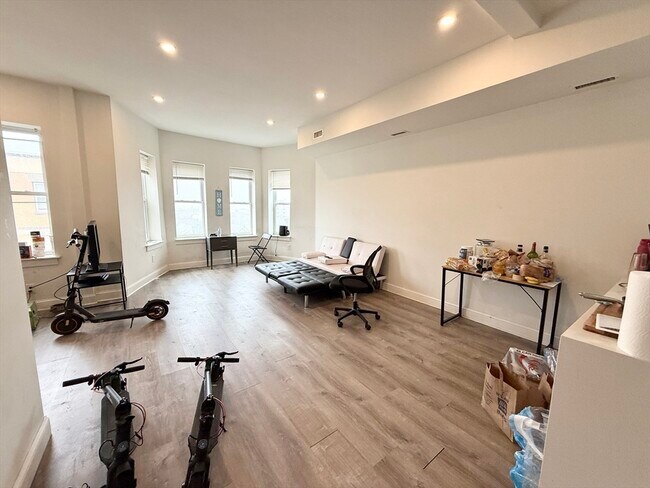 Foto del edificio - 301-305-305 Dudley St