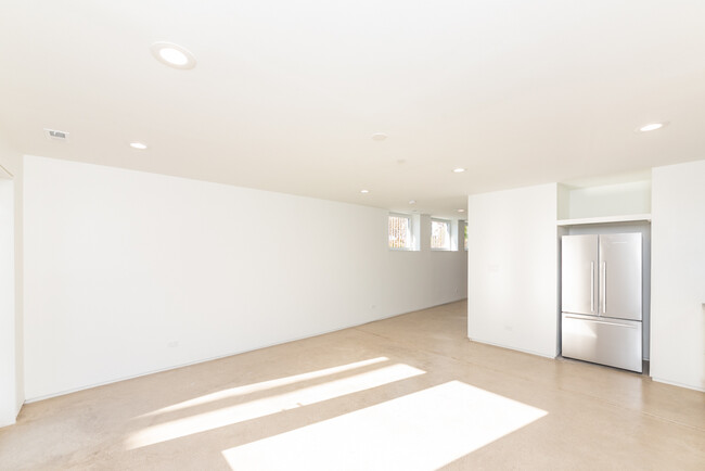 Building Photo - 2611 W Gladys Ave