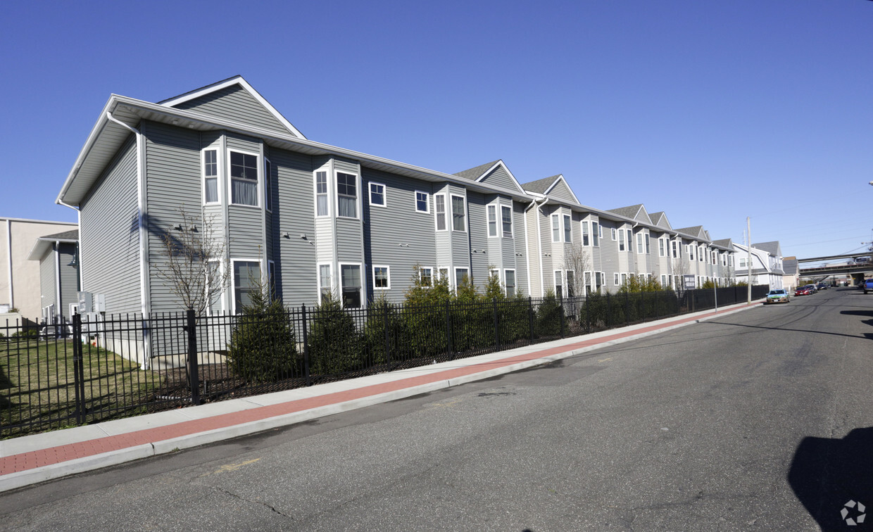 Building Photo - Lindenhurst Villas