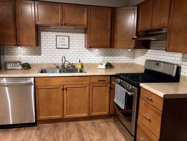 Amplia cocina con salpicadero de azulejos tipo metro - 3413 Lisa Dr