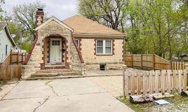 Building Photo - 320 W Elm St