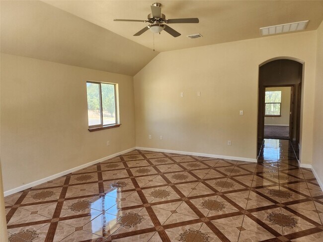 Foto del edificio - 8127 Burleson Manor Rd