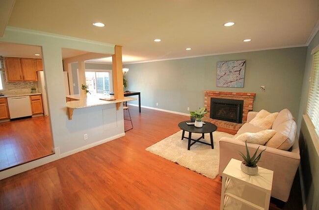 Building Photo - 2255 La Grama Dr