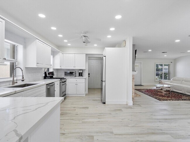 Building Photo - 411 Poinciana Dr
