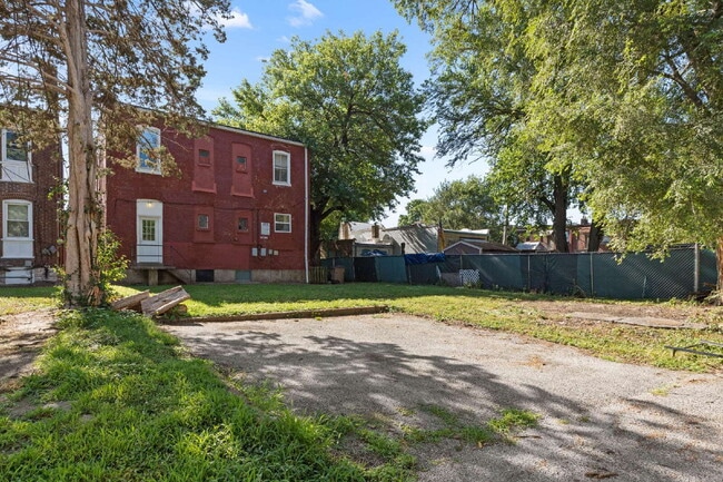 Building Photo - For Rent: Spacious 4 Bedroom Home in South...