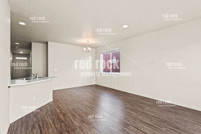 Building Photo - 304 S Marigold Ln