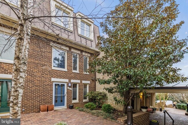 Building Photo - 4214 Embassy Park Dr NW