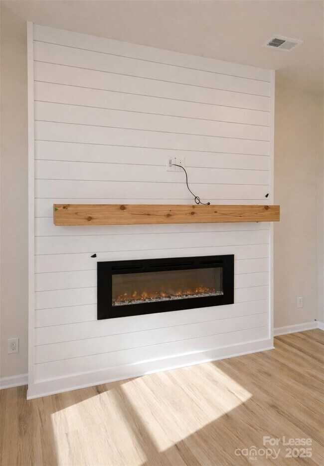 Foto del edificio - 5015 Weddington Rd