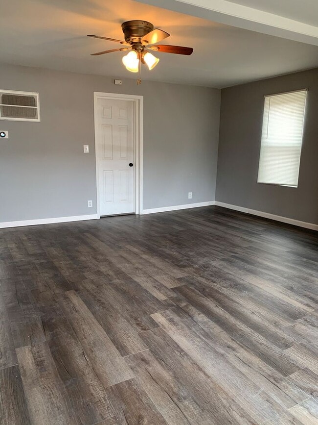 Building Photo - Move-In Ready 2BR Ranch – Fresh Paint, New...