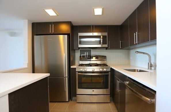 Building Photo - LOFTED DUPLEX, Spacious Apt* XL WINDOWS*