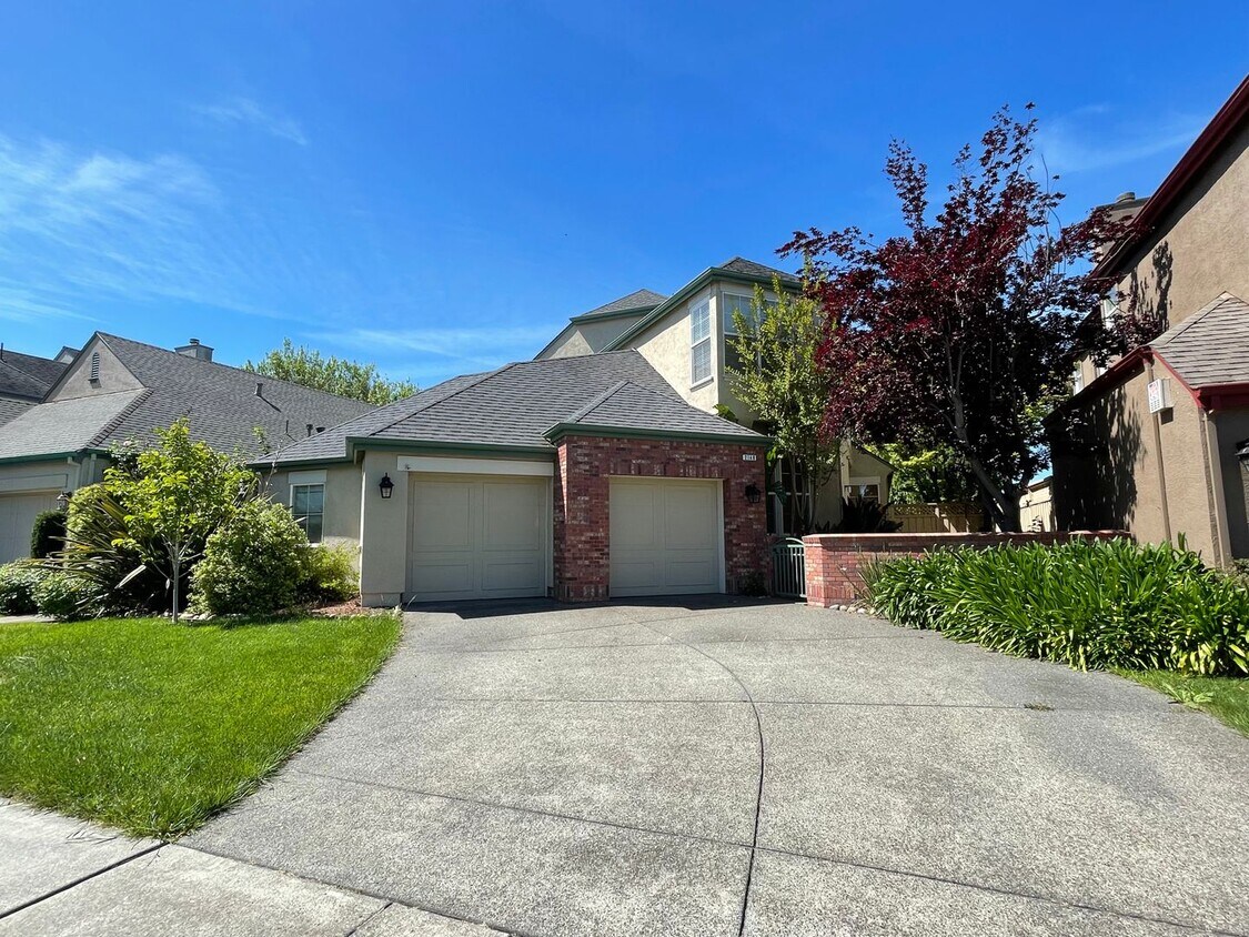 Foto principal - 2148 Falcon Ridge Dr
