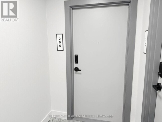 Building Photo - 758 Dovercourt Rd