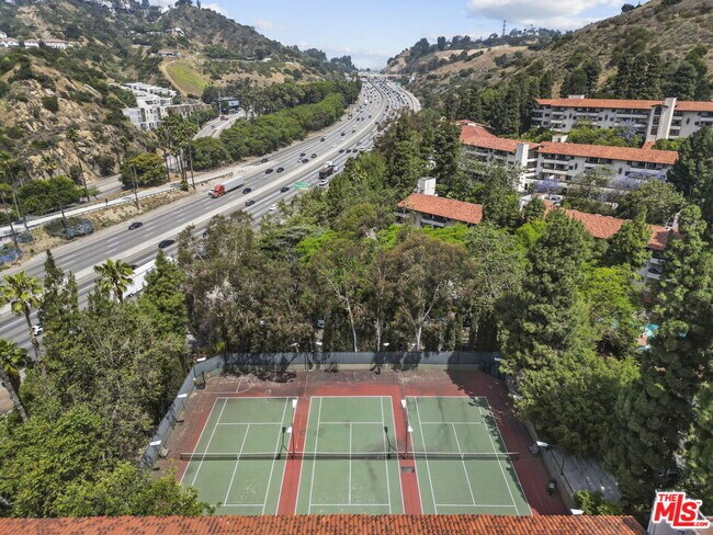 Foto del edificio - 2700 Cahuenga Blvd