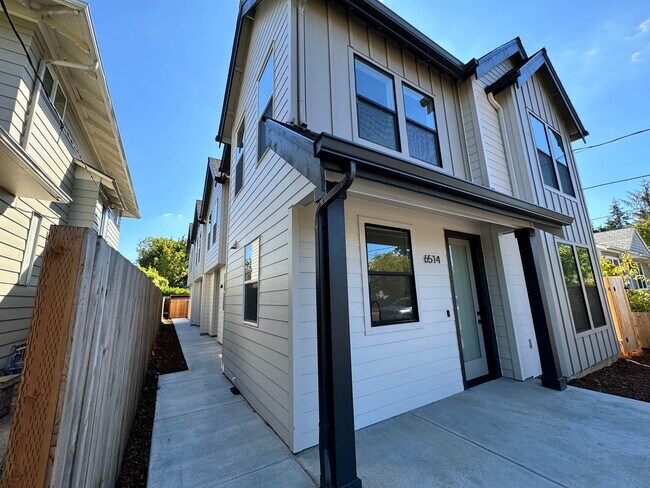 Foto del edificio - 2 bd, 2.5 bath End Unit Mt. Scott Town Hom...