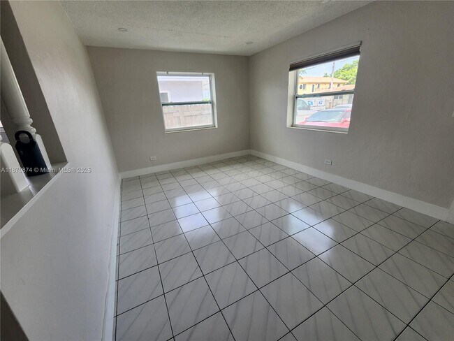Building Photo - 511 NW 34th Ave