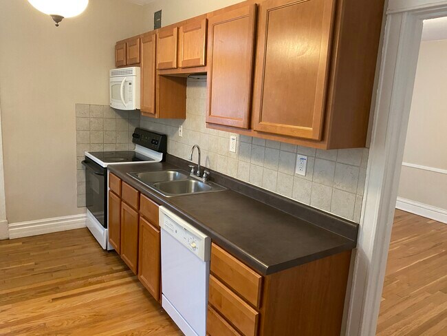 Kitchen - 746 Kingsland Ave