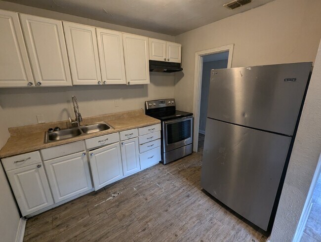 Building Photo - Charming 3/1 just repainted and ready for occupancy!