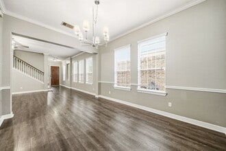 Building Photo - 2711 Wallingford Pnes