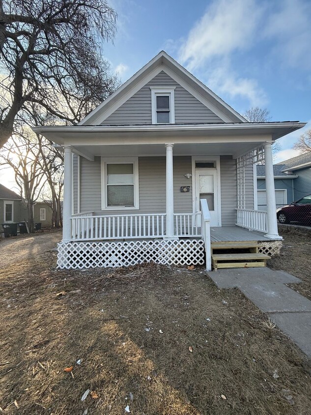 Primary Photo - Newly Remodeled Three Bedroom!