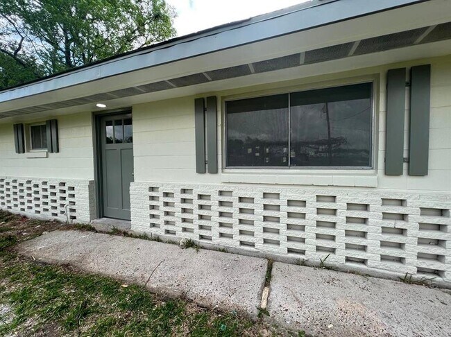 Building Photo - 208 Jones Rd