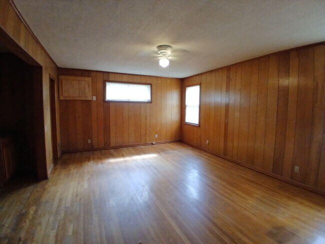 Building Photo - Charming Studio Apartment - Parkway Villag...