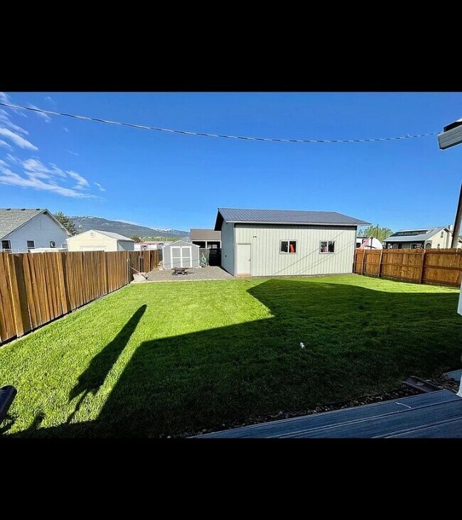 Foto del edificio - 3-bedroom 2 bath Corner Lot