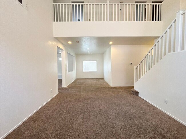 Foto del edificio - Beautiful 2 story, 4 bedroom home located ...