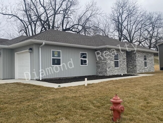 Building Photo - Gorgeous 4 Bedroom Ozark House Coming Earl...
