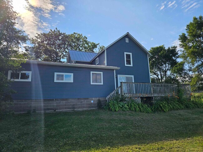 Building Photo - 826 S Prairie Rd